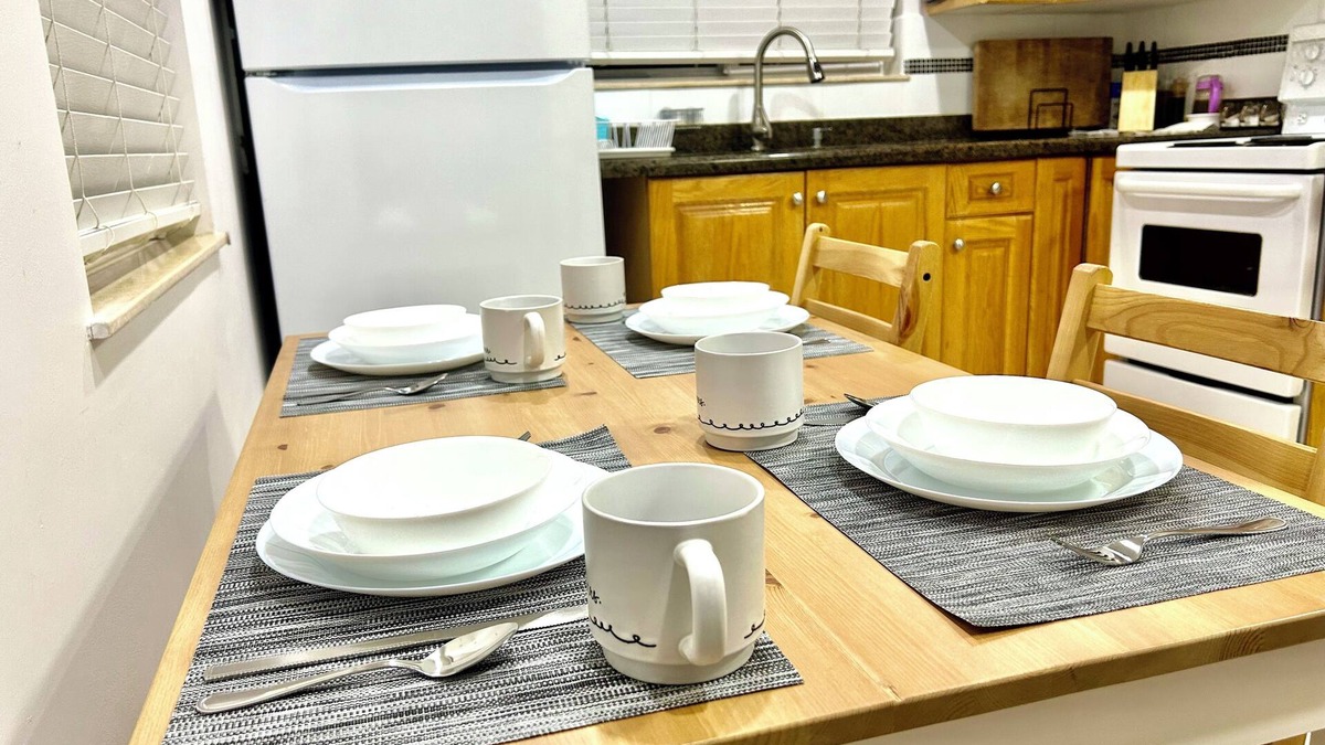 Renfrew-Collingwood House | Cozy 2-bedroom guesthouse in a convenient location