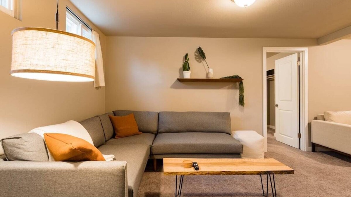 Highline House | Cozy 2 Bedroom Guest Suite - Seattle Launchpad