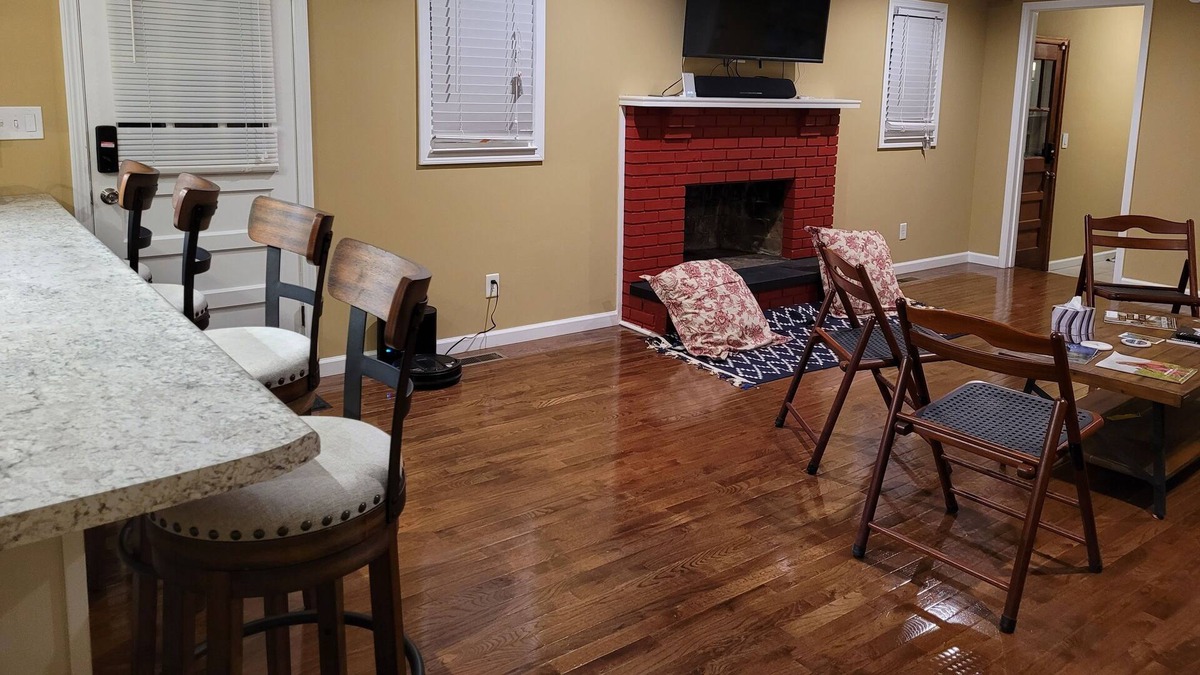 Mount Sterling House | Cozy 2 bedroom home with free covered parking