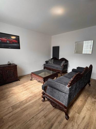 Harehills Apartment | Cozy 2 Bedroom House, sleeps 6