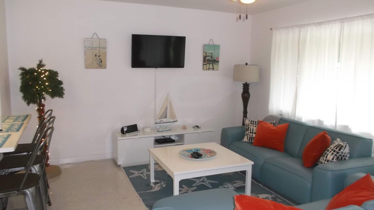 Largo House | Cozy 2 Bedroom Home Close To Gulf Beaches .