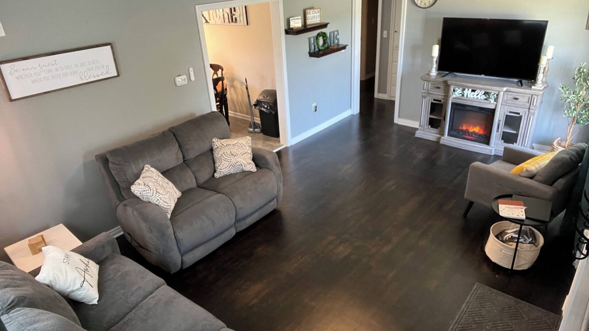 McPherson House | Cozy 2-bedroom home near McPherson College and park with HUGE yard- pet friendly