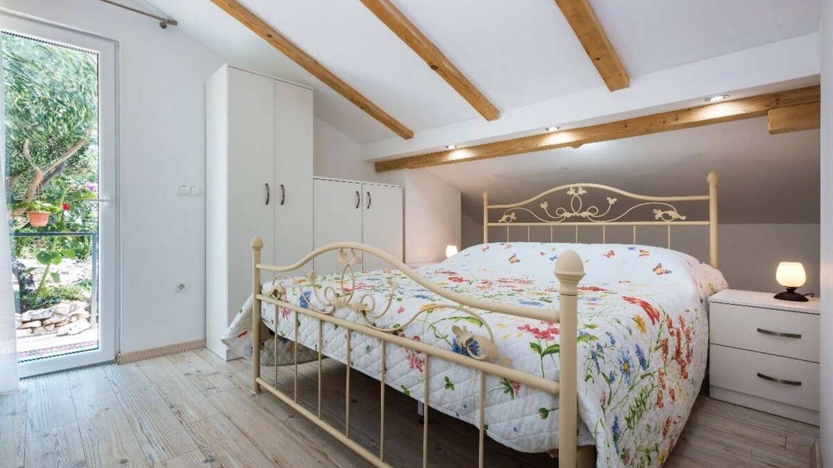 Cove Murtar Villa | Cozy 2-Bedroom House for 4 - Pet-friendly with Comfortable Living Space