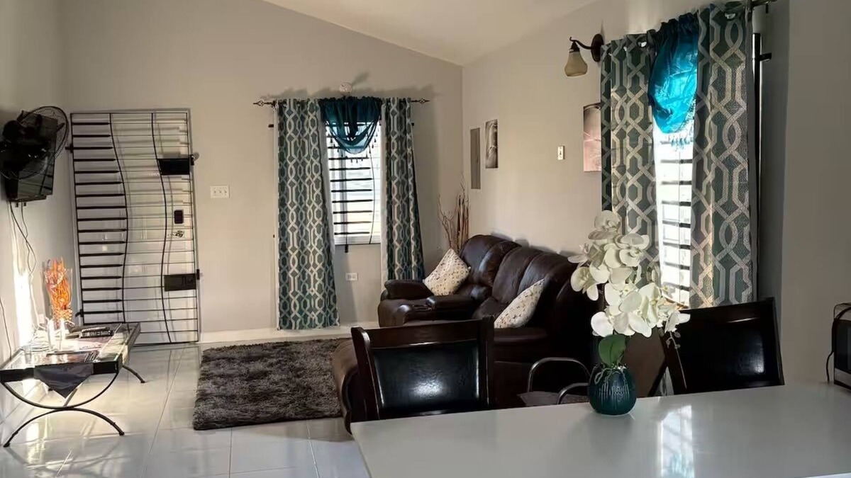Old Harbour House | Cozy 2-bedroom house with WiFi, AC, Smart-Tv, 24 hour-Private Security