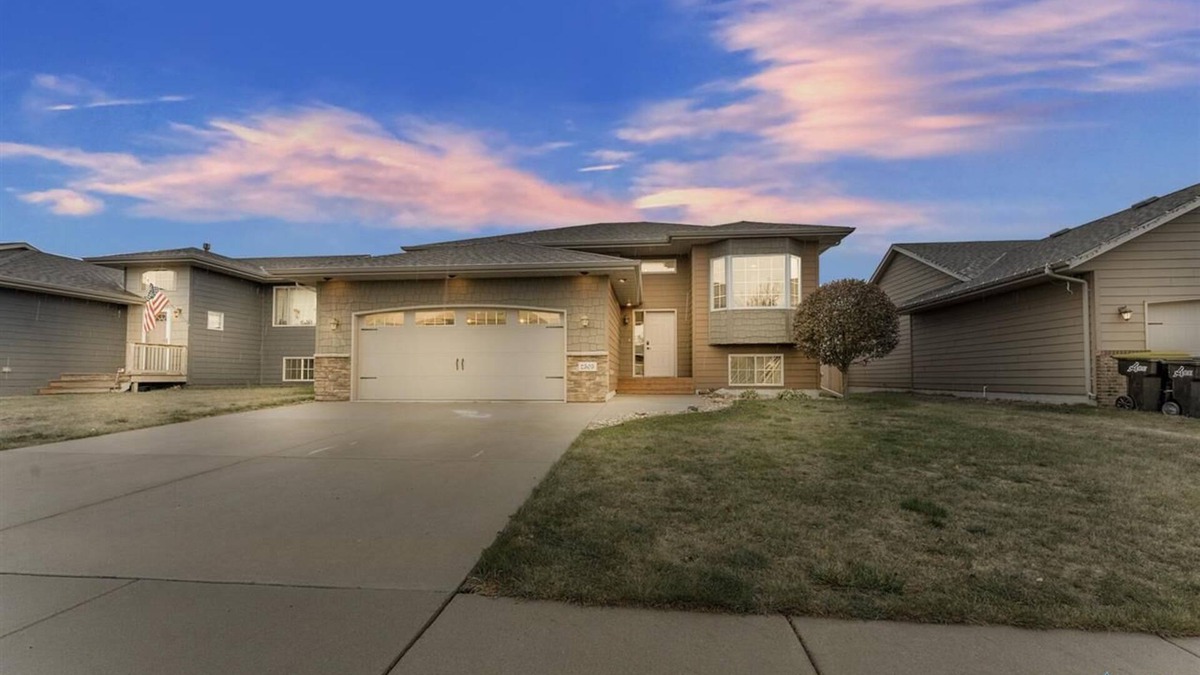 Sioux Falls House | Cozy 2-bedroom house with WiFi, AC in enjoyable Sioux Falls