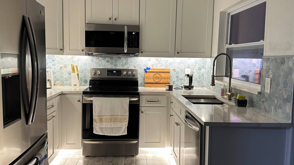 Lake Magdalene House | Cozy 2-bedroom house in pleasant Tampa with WiFi, AC