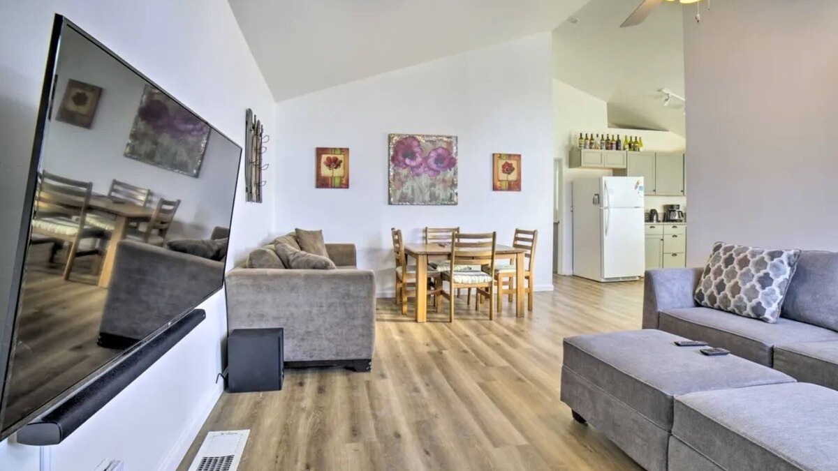West University House | Cozy 2-bedroom house in Reno near UNR - Sleeps 7