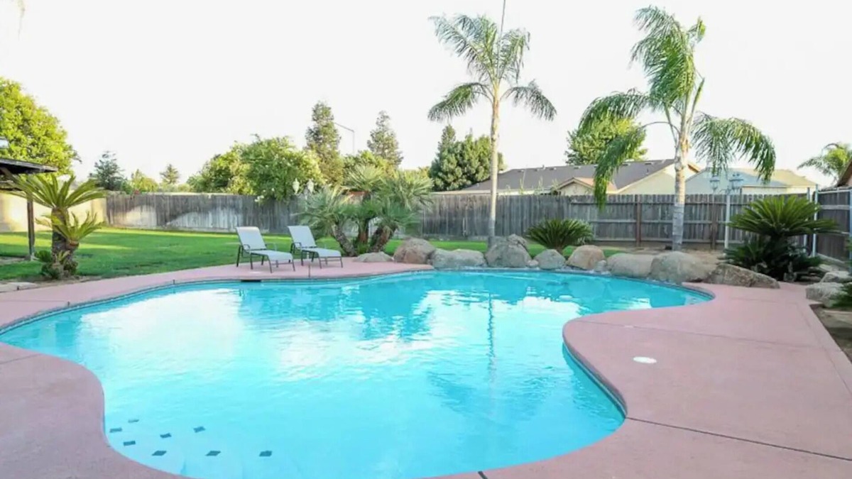 Dinuba House | Cozy 2-bedroom house in charming Dinuba with AC, WiFi, a pool and a fitness room