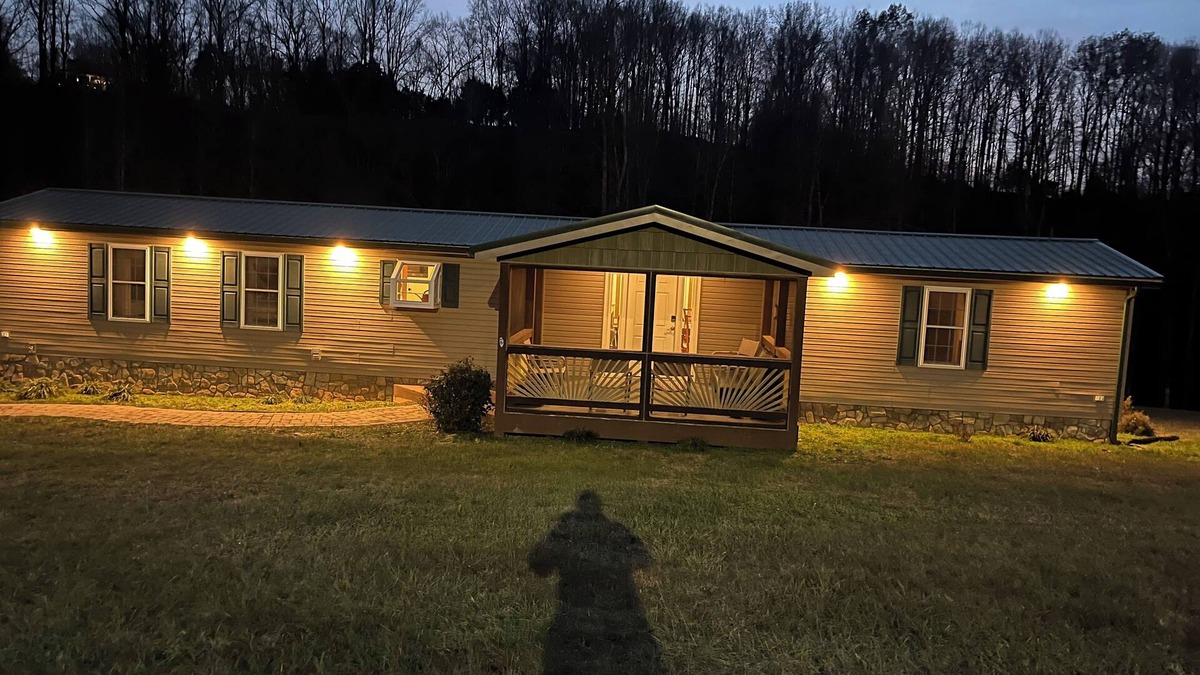 Moneta House | Cozy 2-bedroom house in nice Moneta with WiFi, AC, privacy and convenience.