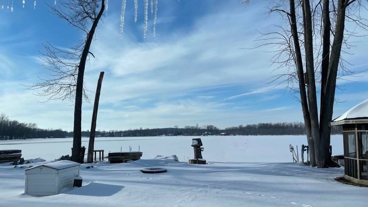 Sturgis House | Cozy 2-bedroom house in charming Sturgis with Beautiful sunsets on the lake.nn