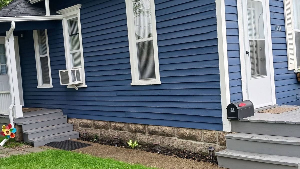 Port Huron House | Cozy 2-bedroom house in Port Huron near Blue Water Bridge. WiFi and satellite TV