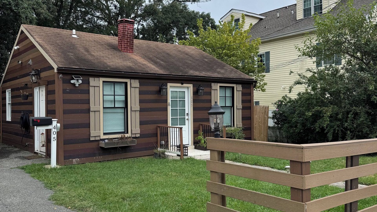 Rockville House | Cozy 2-bedroom house walkable to Rockville Metro Station and The Square