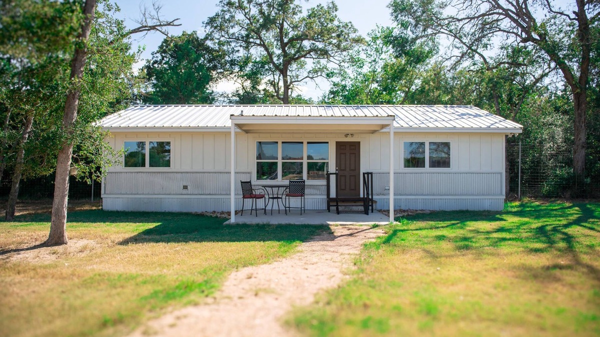 Bryan Cabin | Cozy 2 bedroom in Bryan- Great for Aggie game days