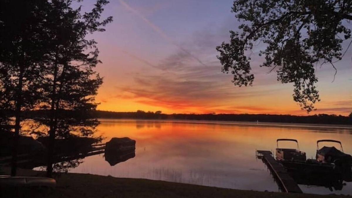 Brighton Cottage | Cozy - 2 Bedroom, Lakefront Cottage UMich and MSU