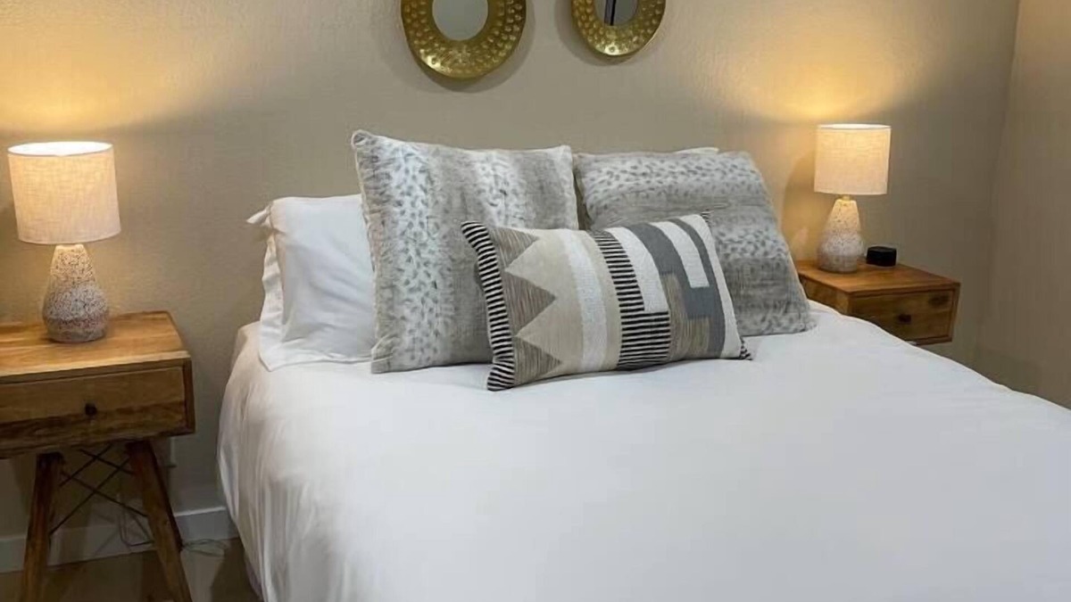 Lakeview Apartment | Cozy 2 bedroom Mainstreet Stay