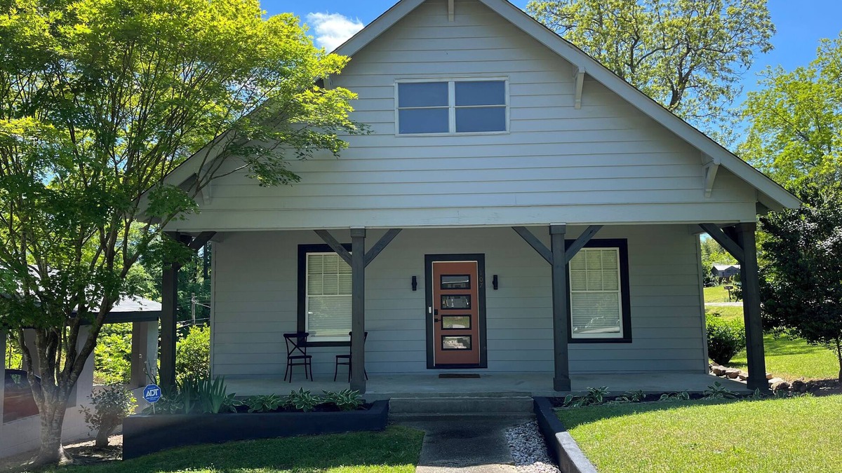 Great Falls House | Cozy 2-bedroom Mid Century Modern house in Great Falls