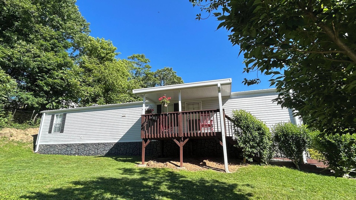 Woodfin House | Cozy 2-bedroom mobile home in beautiful Woodfin with WiFi, AC