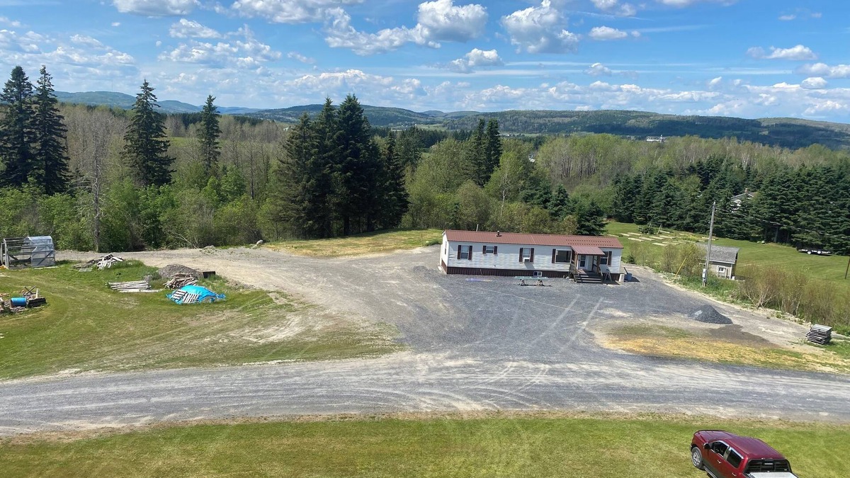 Saint David House | Cozy 2-bedroom mobile home in charming Madawaska with AC, WiFi