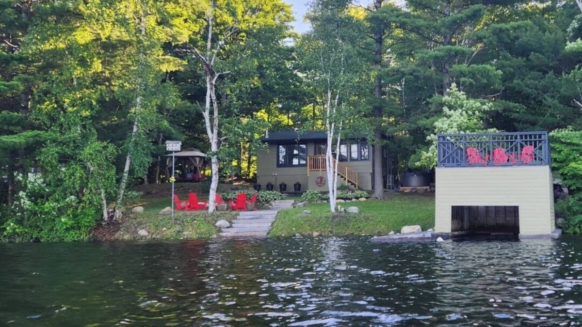 Georgian Bay Cottage | Cozy 2 bedroom Muskoka Lakefront Cottage. Western Sunset,Hot Tub,EV Charger,WiFi