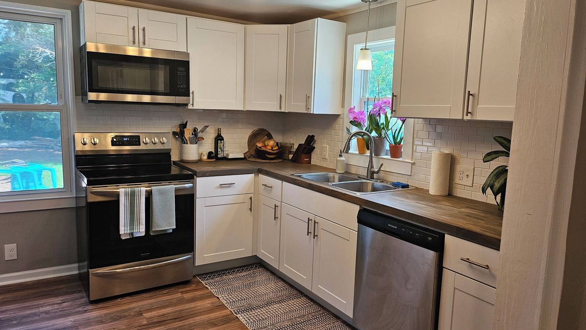 Warrington Cottage | Cozy 2-bedroom neighborhood oasis cottage