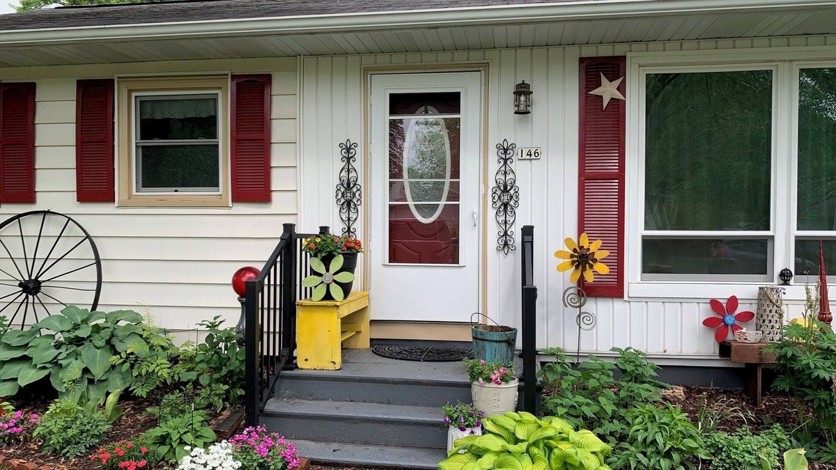Berlin House | Cozy 2 bedroom, non smoking home 20 minutes from EAA! Pet friendly.