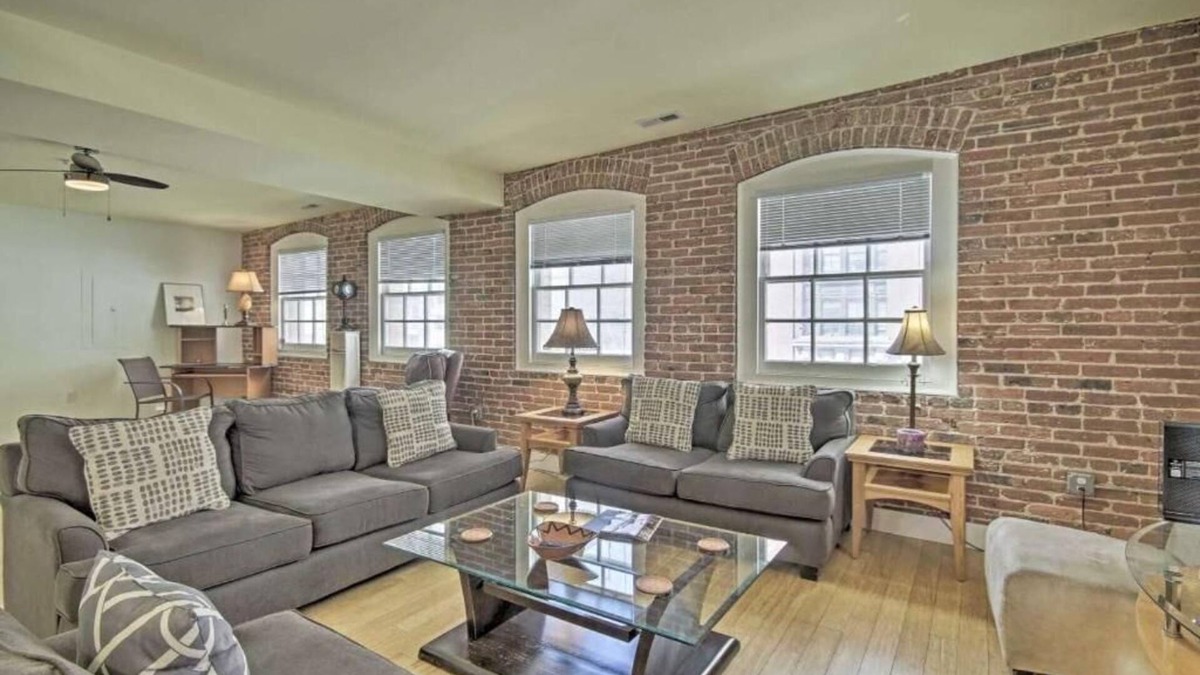 Downtown West Apartment | Cozy 2-bedroom PH apartment in charming Baltimore Inner Harbor , free parking