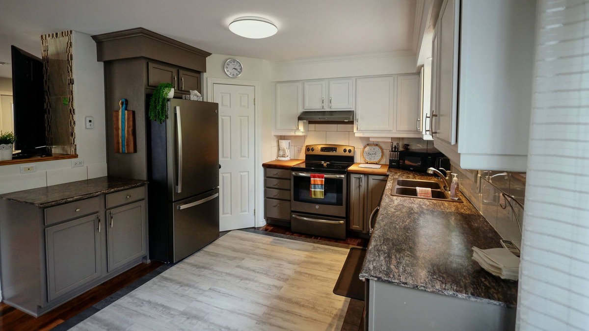 Sturgeon Falls House | Cozy 2 bedroom Rancher near Marina w/ HOT TUB!