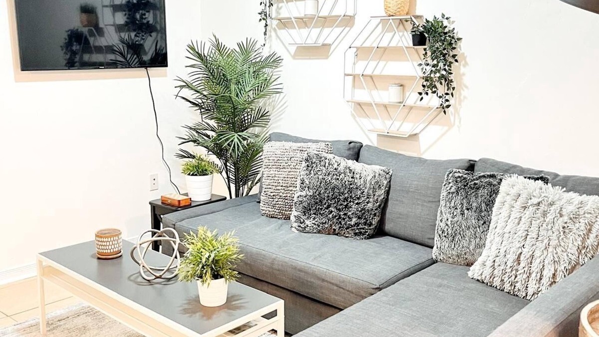 East Credit Apartment | Cozy 2 Bedroom Retreat in Heartland