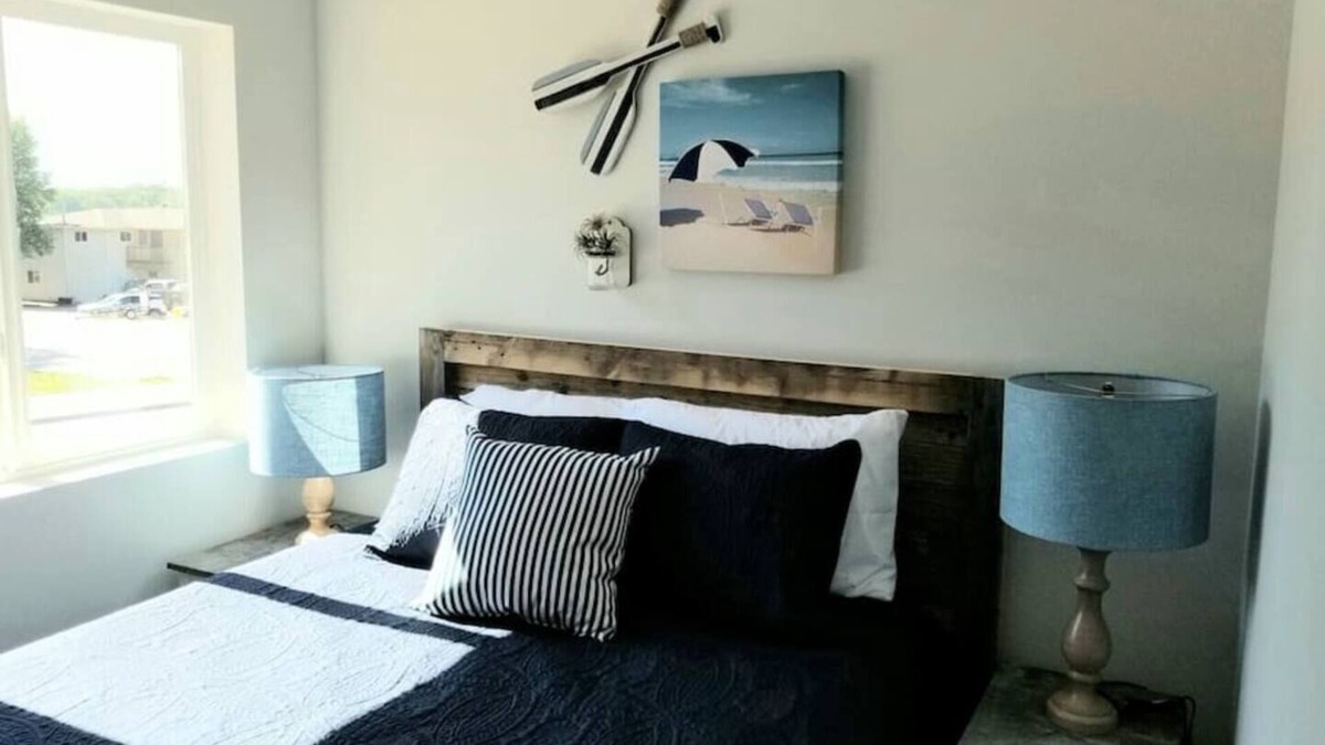 Arnolds Park Apartment | Cozy 2-bedroom suite with full kitchen, living room (couch, 2 chairs), dining table (2 stools), smart TV with cable. Perfect for short or long stays.