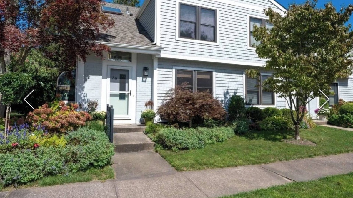 Southampton House | Cozy 2-bedroom townhome in Southampton 1 1/2 miles from village.nMany amenities.