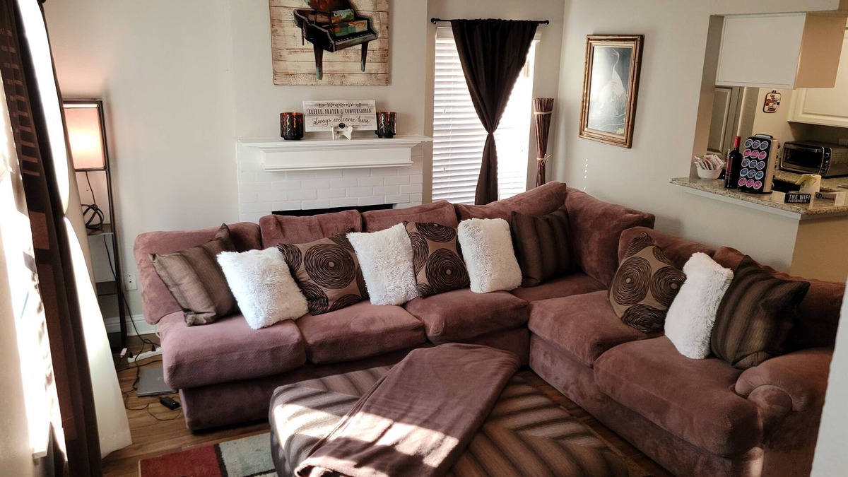 Addison Apartment | Cozy 2 Bedroom Townhome in Addison