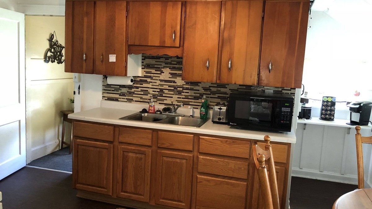 Racine Apartment | Cozy 2 bedroom upper- Racine WI