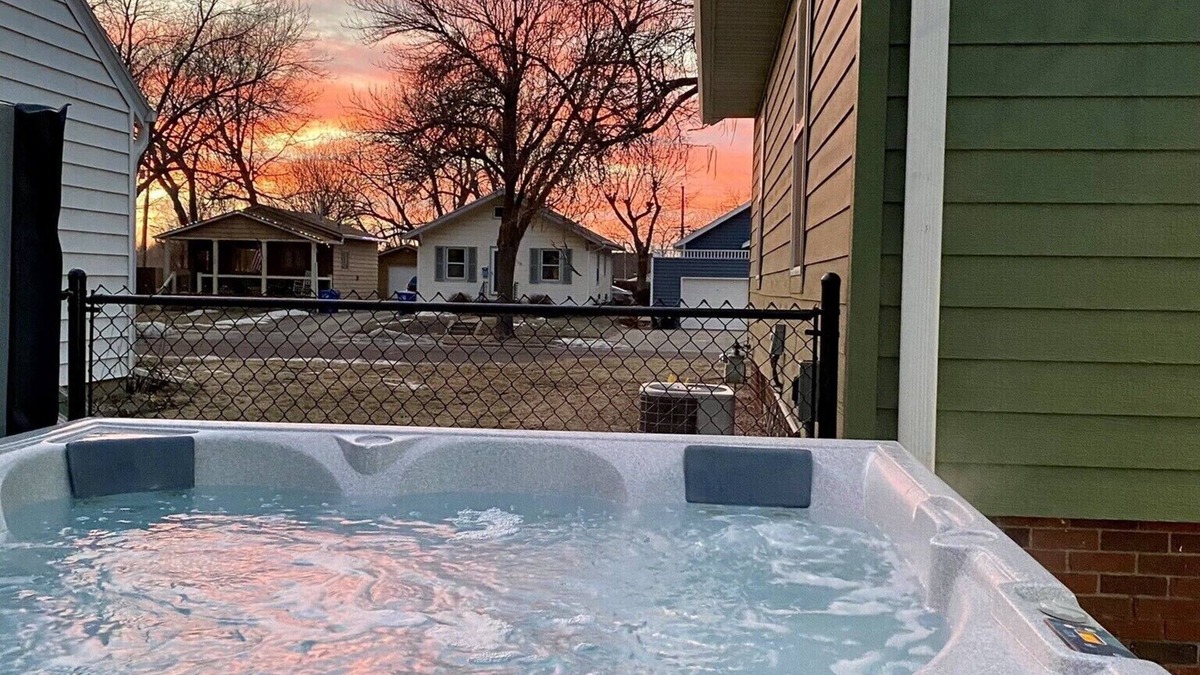 Folsom's Addition House | Cozy, 2-bedroom vacation home- 1 mile to DT: Hot Tub, 86" TV, Golf & Fenced Yard
