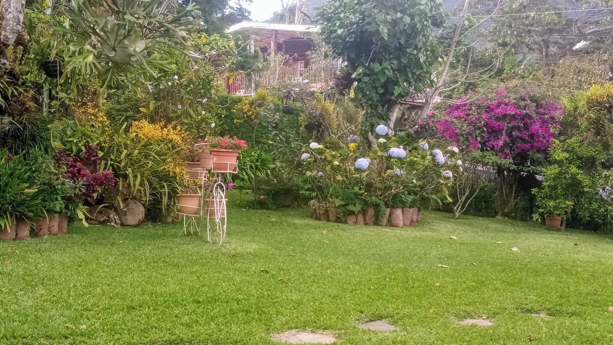 Apaneca Ski Chalet | Cozy 2-bedroom villa in quiet Apaneca with WiFi and beautiful garden, urban area