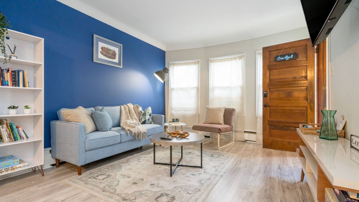 Chicago Lawn Apartment | Cozy 2- bedroom w/patio mins from Midway Airport