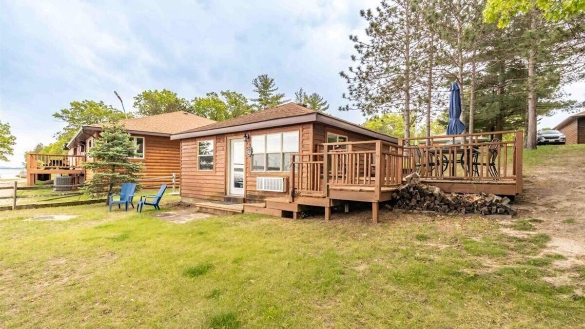 New Lisbon Cottage | Cozy 2-Bedroom Waterfront Cottage on Castle Rock Lake – Right Next to Shipwreck Bar & Grill