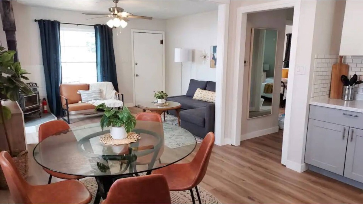 Vernal House | Cozy 2 Bedroom with Mid-Century & Farmhouse Vibes