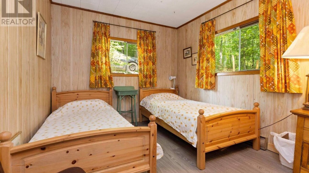 Ryerson Cottage | Cozy 2 bedroom Wood Cottage
