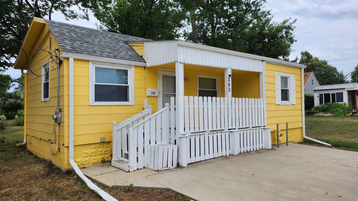 Cedar Rapids - Iowa City House | Cozy 2 Bedrooms Home- convenient location.
