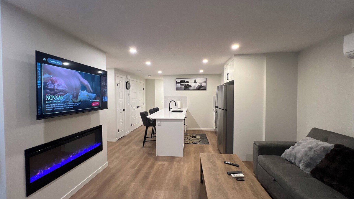 Calgary Apartment | Cozy 2 bedrooms Suite Near Calgary Airport ✈️ | Air conditioning Sleeps 6