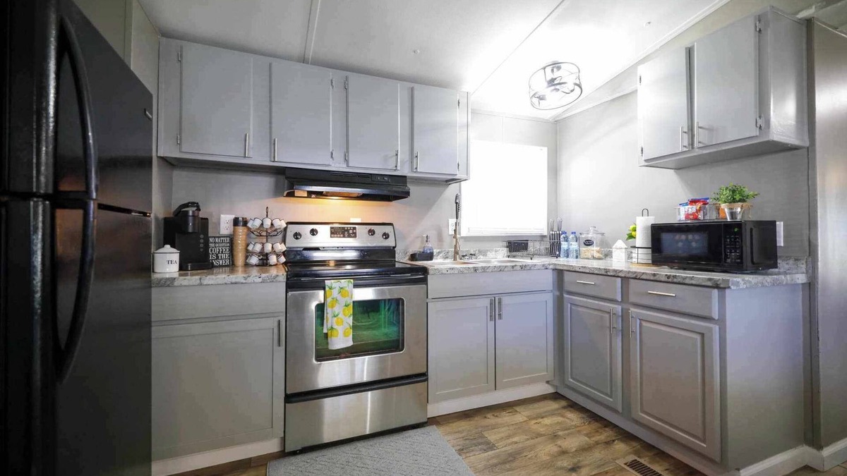 Geneva House | Cozy 2-BR 2BA mobile home with AC and WiFi in Friendly Place Geneva