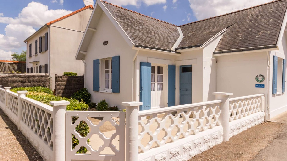 La Bernerie-en-Retz Cottage | Cozy 2-BR Cottage Steps from Beach with Enclosed Garden & Fishing Gear
