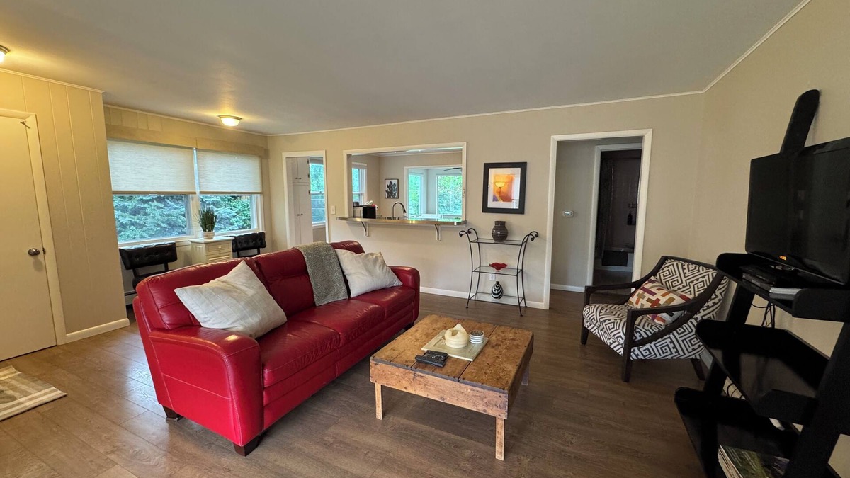 Lafayette House | Cozy 2 BR on 1 Acre Horse Property