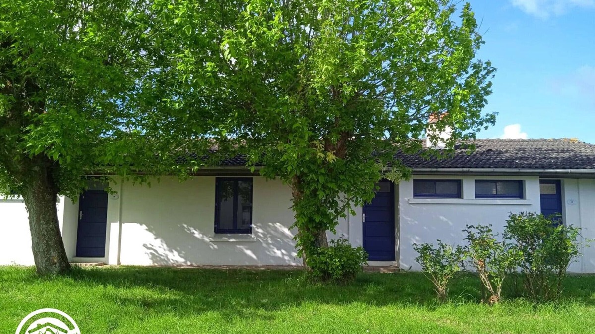 Saint-Michel-en-l'Herm Cottage | Cozy 2-Person Cottage Near Beach & Marais Poitevin