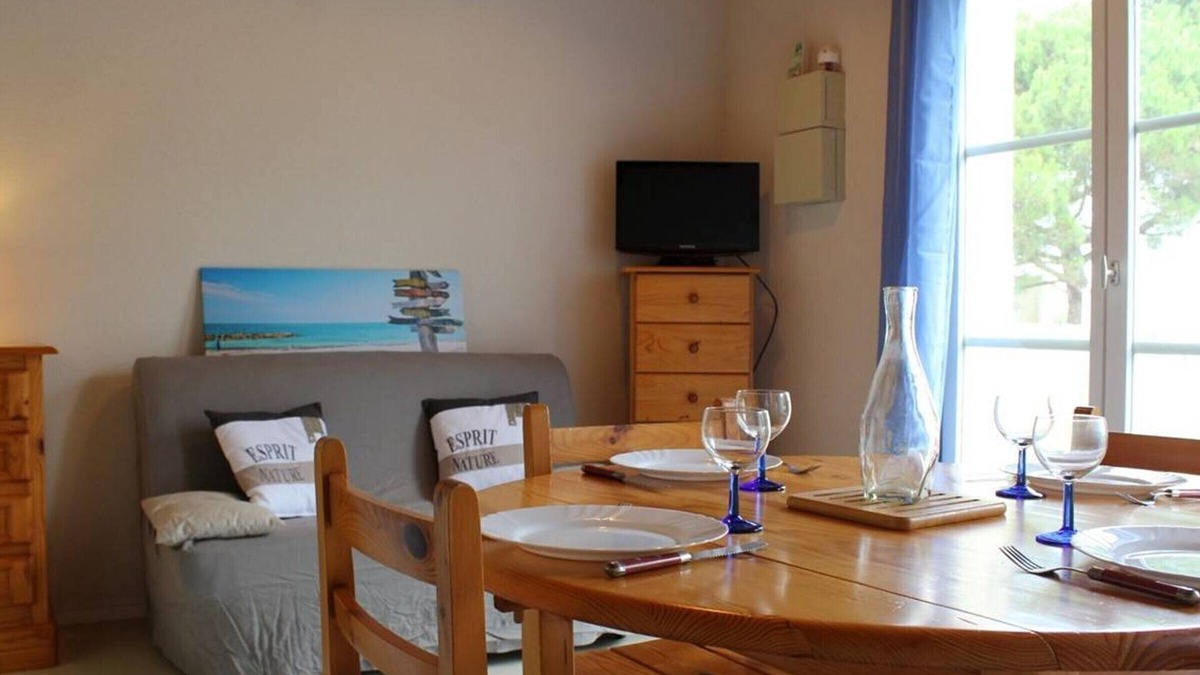 La Remigeasse Apartment | Cozy 2-Room Apt with Balcony, 600m from Beach - Sleeps 4, Free Parking