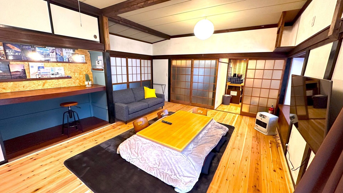 Fujiyoshida Apartment | Cozy 2-TATAMI room Japanese style house with AC, WiFi in serene Fujiyoshida city
