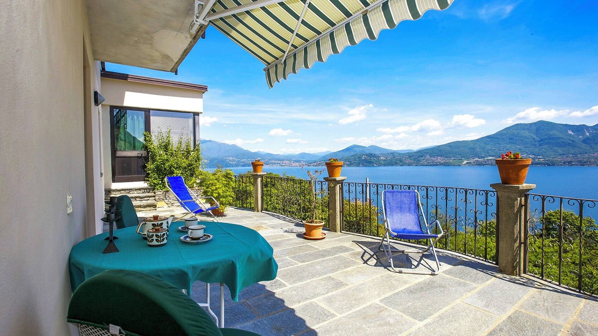 Gonte Apartment | Cozy 2½-room apartment with terrace and fantastic view of the lake