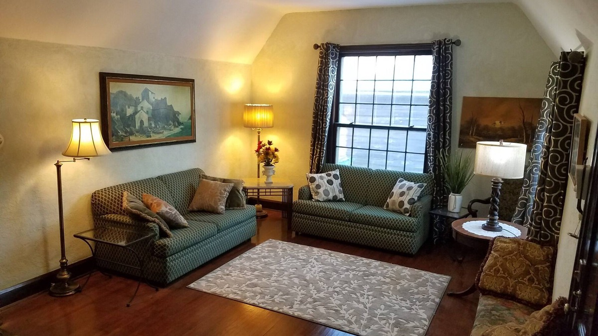 Bryn Mawr House | Cozy 2B/1.5B cottage 2.0 miles from central Minneapolis