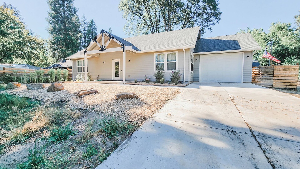 Shady Cove House | Cozy 2B/2B brand new oasis close to everything in Shady Cove!
