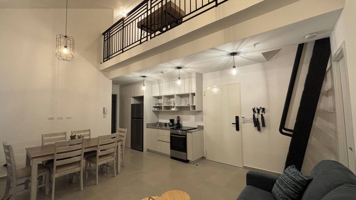 Santa Ana Apartment | Cozy 2b 2b loft with balcony & working space
